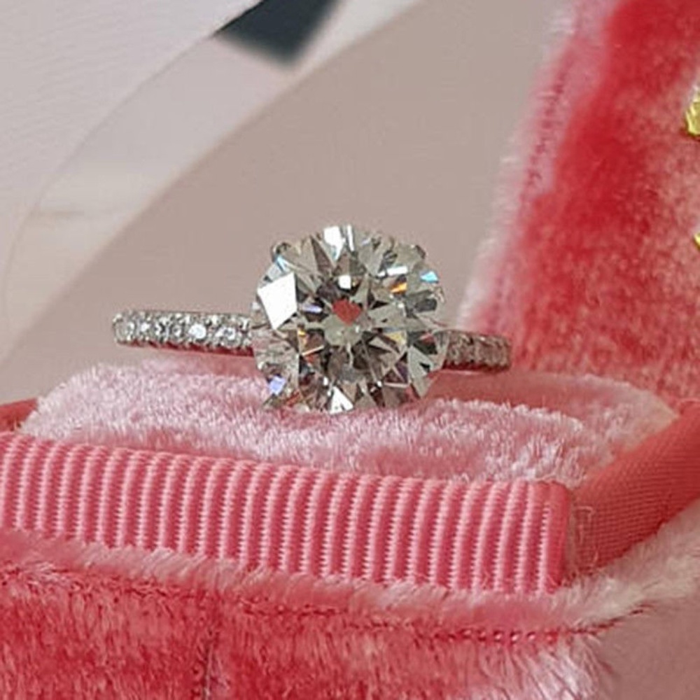 Gorgeous White Sapphire Solitaire Ring - Picture 2 of 7